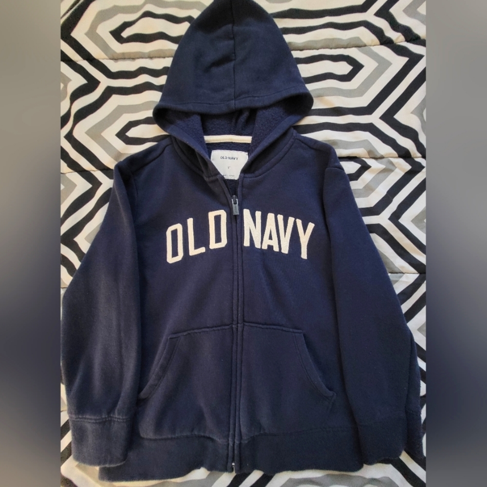 Boys old navy zip up Hoodie size 5T in color Navy